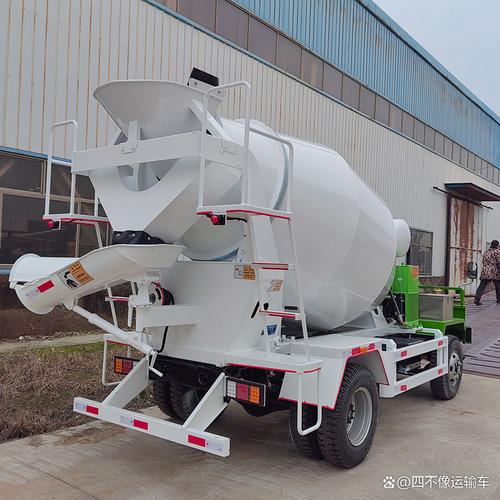 水泥罐车混凝土搅拌车运输混凝土的移动工厂 在城市建设的工地上,总有
